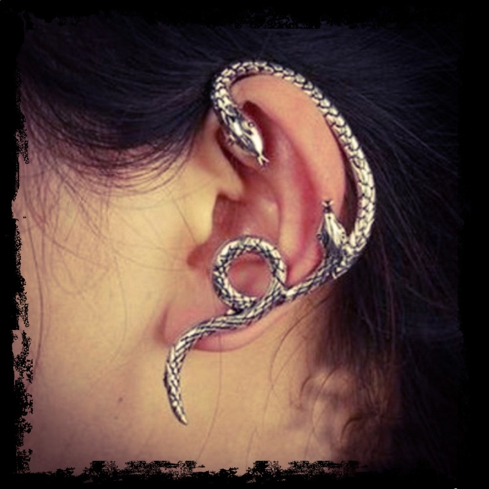 ๐ Gothic Double Snake Silver Ear Cuff - Picture 5 of 7